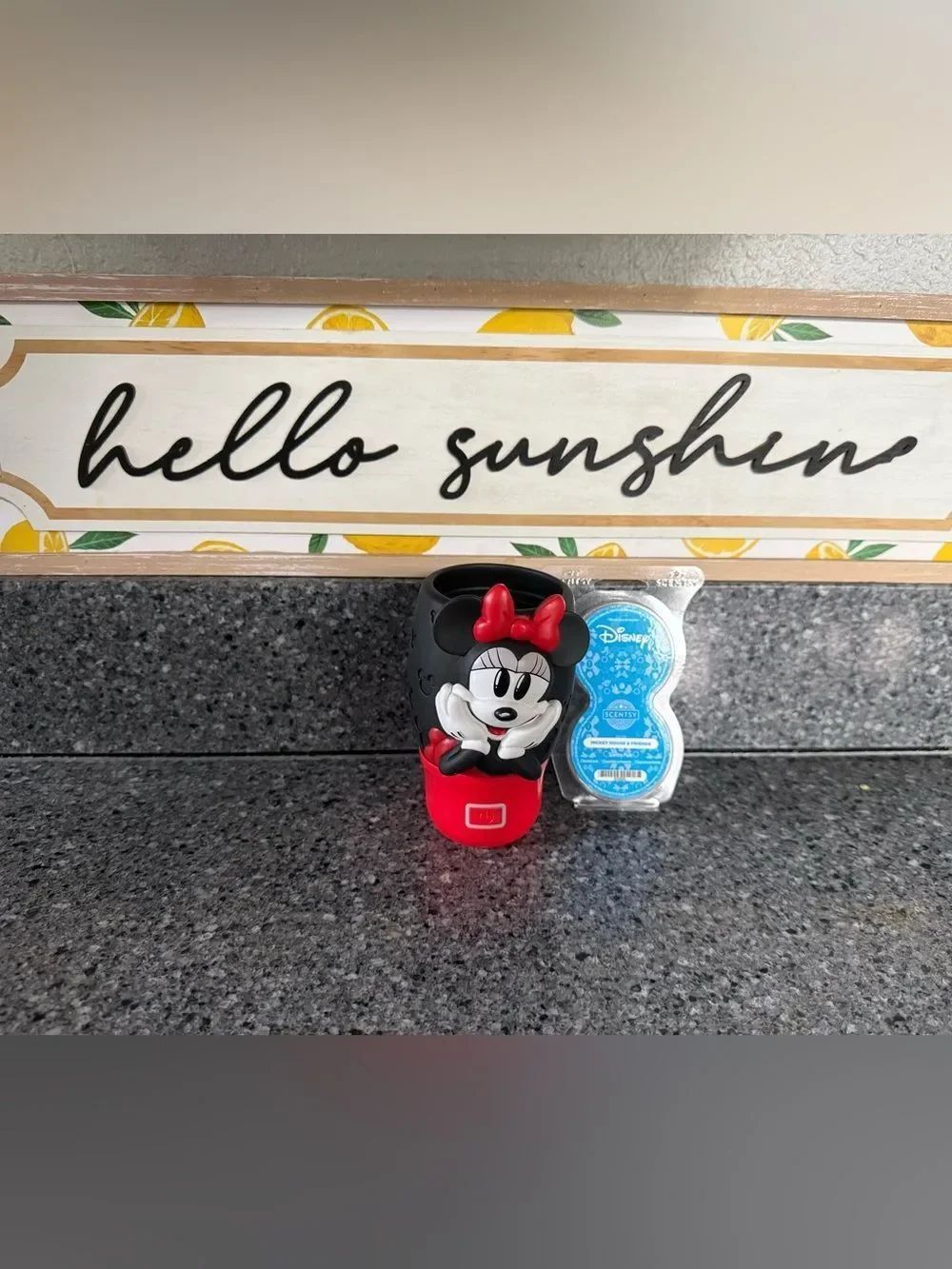 Scentsy Disney Minnie Mouse Wall Fan Diffuser with Pods